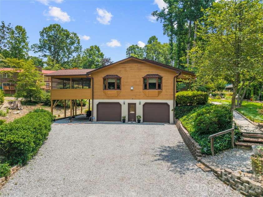 6 Kendra Road, Hendersonville, NC 28792.  MLS# CAR4397380, YatesRealty ID 36079. 