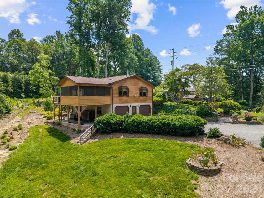 6 Kendra Road, Hendersonville, NC 28792.  MLS# CAR4397380, YatesRealty ID 36079. 