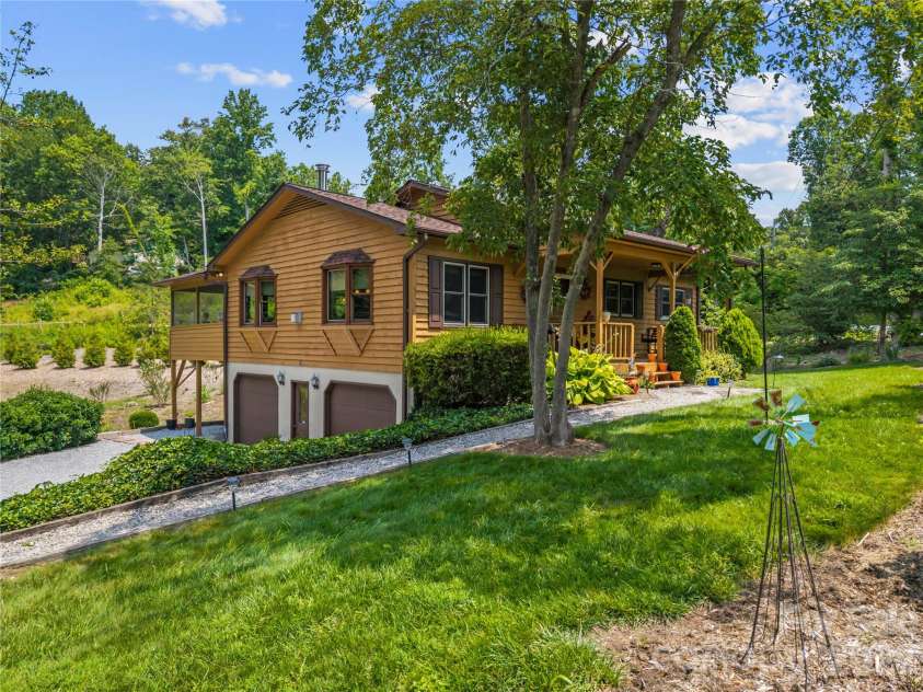 6 Kendra Road, Hendersonville, NC 28792.  MLS# CAR4397380, YatesRealty ID 36079. 