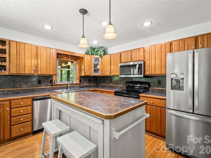 6 Kendra Road, Hendersonville, NC 28792.  MLS# CAR4397380, YatesRealty ID 36079. 