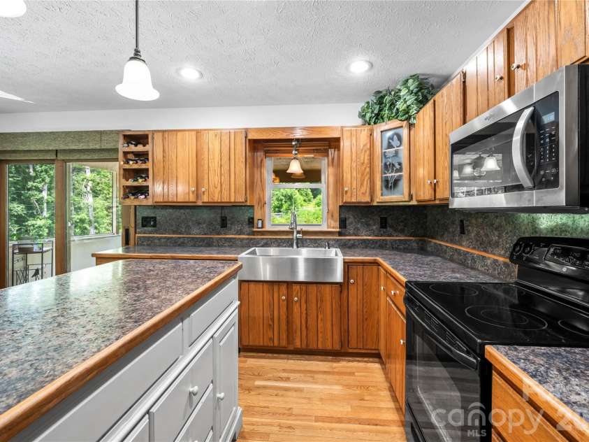 6 Kendra Road, Hendersonville, NC 28792.  MLS# CAR4397380, YatesRealty ID 36079. 
