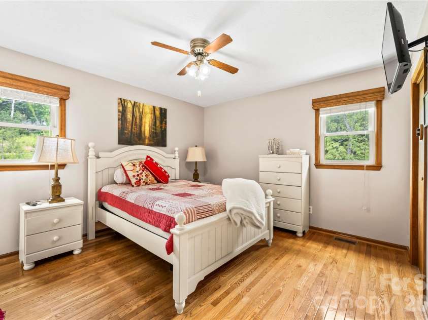 6 Kendra Road, Hendersonville, NC 28792.  MLS# CAR4397380, YatesRealty ID 36079. 