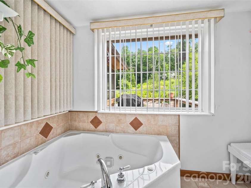 6 Kendra Road, Hendersonville, NC 28792.  MLS# CAR4397380, YatesRealty ID 36079. 