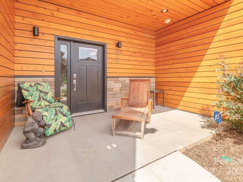 406 Kessler Place, Asheville, NC 28804.  MLS# CAR4172297, YatesRealty ID 3608. Covered front patio & porch.