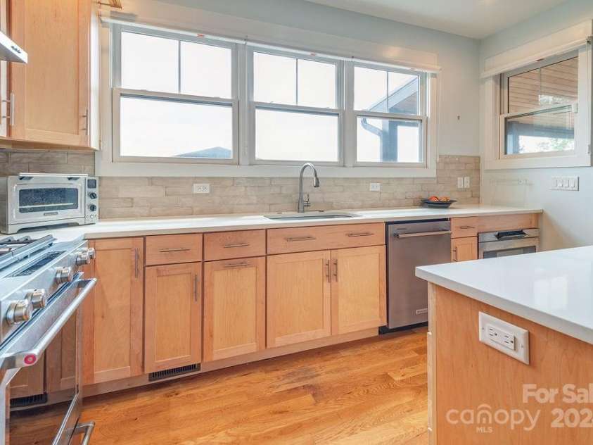 406 Kessler Place, Asheville, NC 28804.  MLS# CAR4172297, YatesRealty ID 3608. Lovely kitchen.