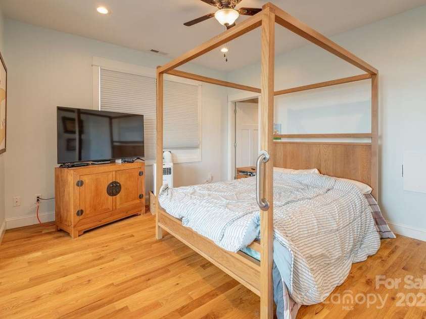 406 Kessler Place, Asheville, NC 28804.  MLS# CAR4172297, YatesRealty ID 3608. Third level primary bedroom.