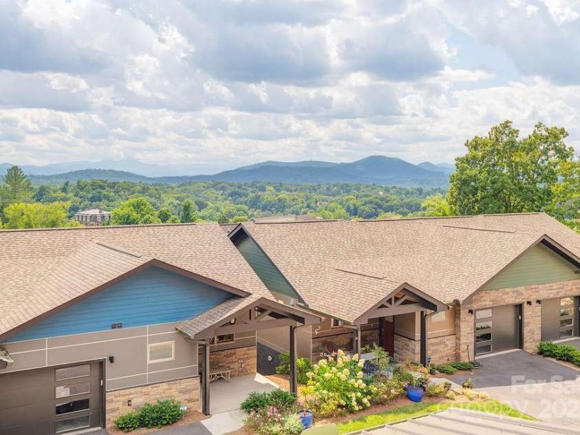 406 Kessler Place, Asheville, NC 28804.  MLS# CAR4172297, YatesRealty ID 3608. Views galore. This is an amazing spot!