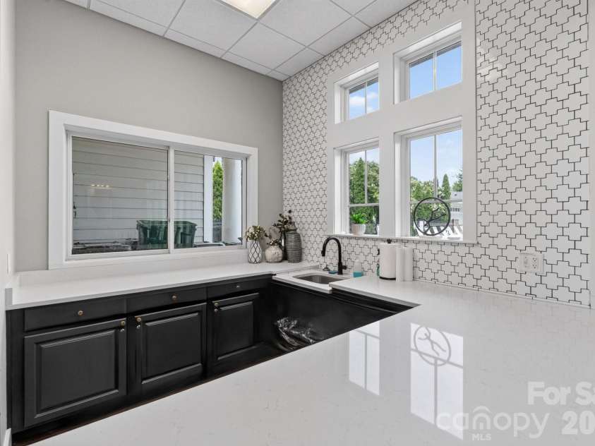 3702 Park South Station Boulevard, Charlotte, NC 28210.  MLS# CAR4396144, YatesRealty ID 36080. A fully equipped kitchen for private parties or community events is a great convenience for residents.