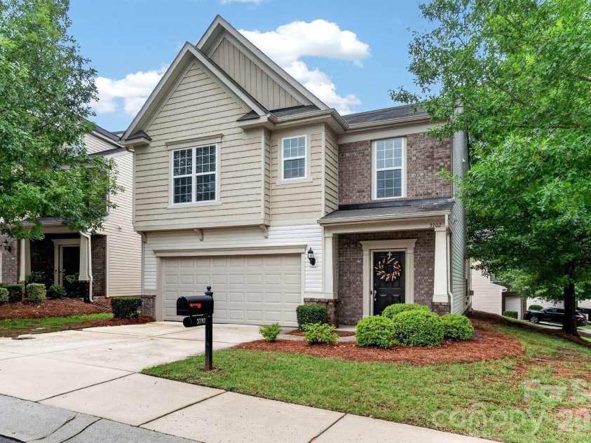3702 Park South Station Boulevard, Charlotte, NC 28210.  MLS# CAR4396144, YatesRealty ID 36080. Welcome home to your new address at 3702 Park South Station Blvd.
