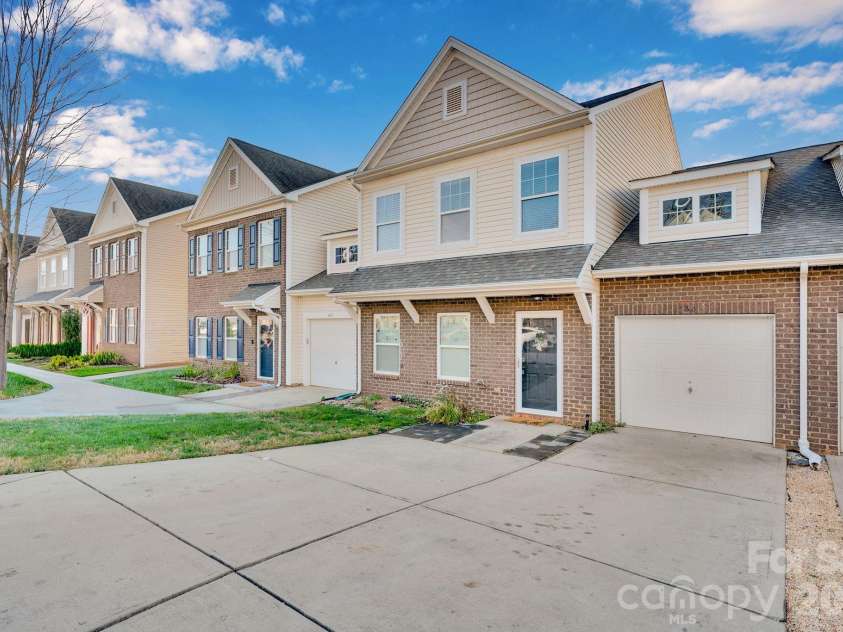 433 Battery Circle, Clover, SC 29710.  MLS# CAR4398683, YatesRealty ID 36083. 