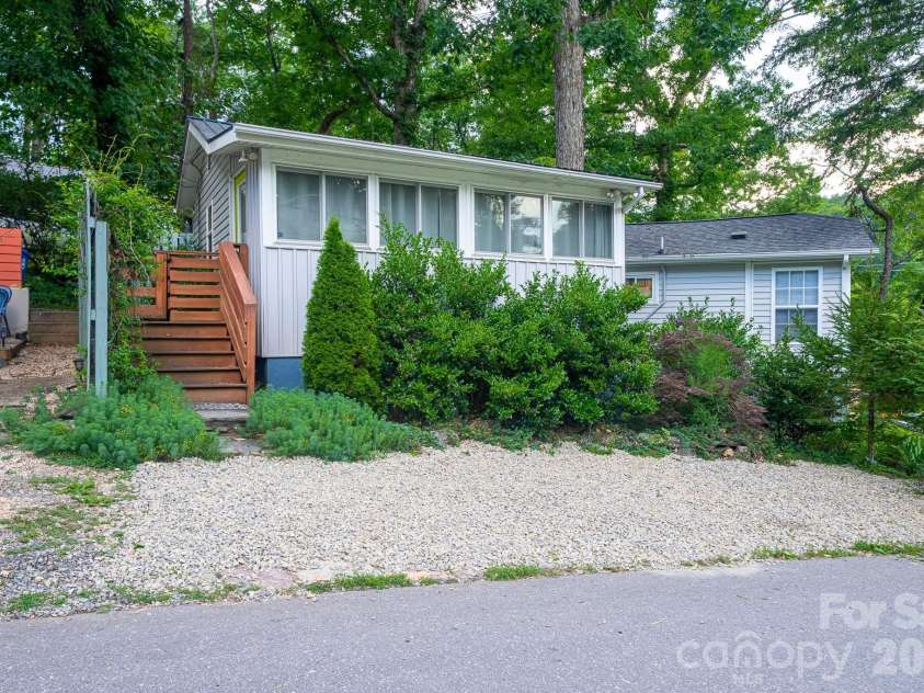 24 Rhododendron Drive, Asheville, NC 28805.  MLS# CAR4400229, YatesRealty ID 36084. 