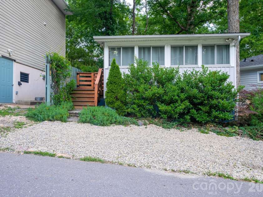 24 Rhododendron Drive, Asheville, NC 28805.  MLS# CAR4400229, YatesRealty ID 36084. 