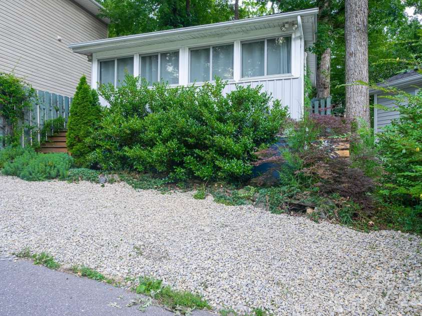 24 Rhododendron Drive, Asheville, NC 28805.  MLS# CAR4400229, YatesRealty ID 36084. 