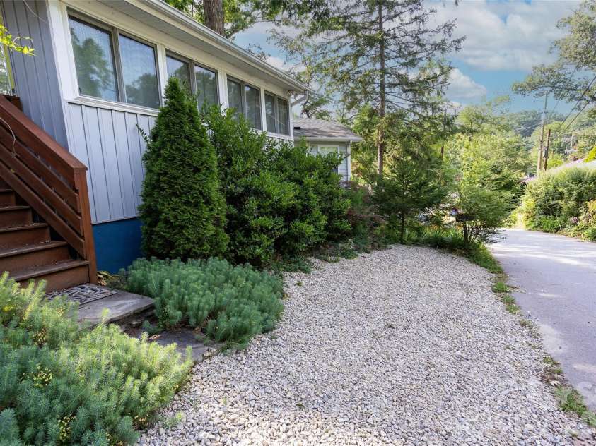 24 Rhododendron Drive, Asheville, NC 28805.  MLS# CAR4400229, YatesRealty ID 36084. 
