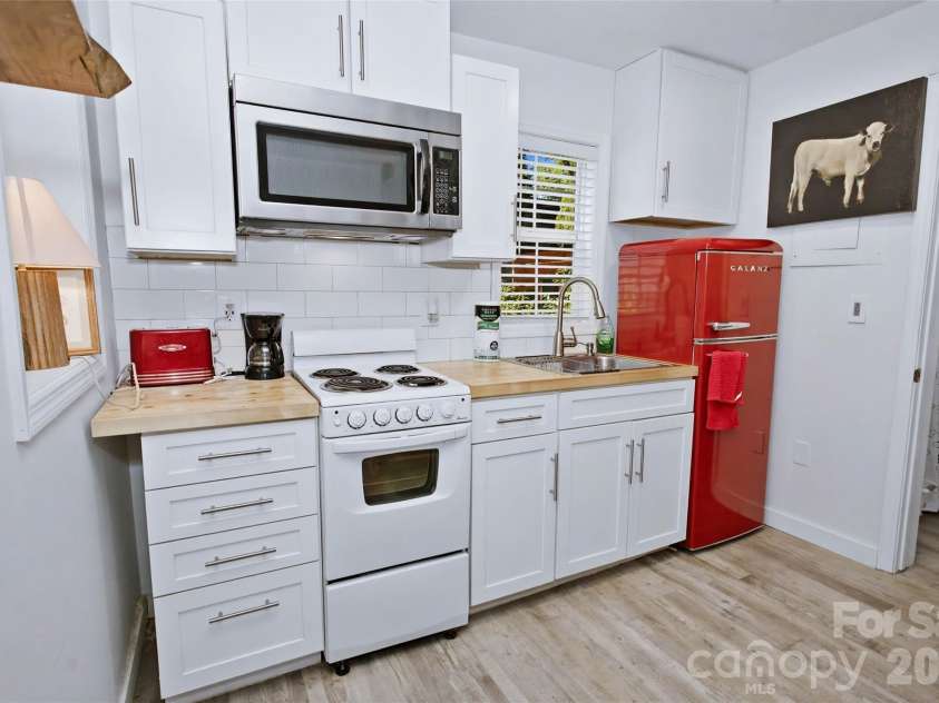 24 Rhododendron Drive, Asheville, NC 28805.  MLS# CAR4400229, YatesRealty ID 36084. 
