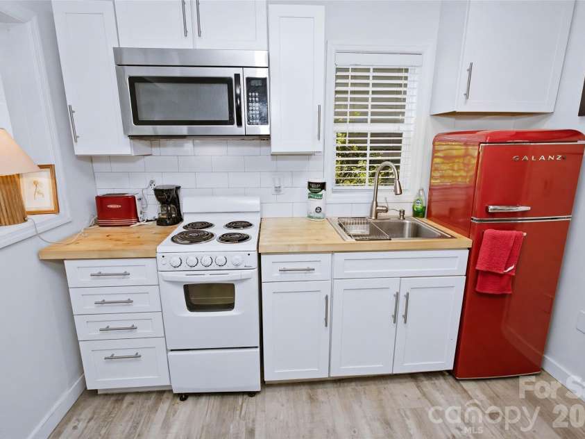 24 Rhododendron Drive, Asheville, NC 28805.  MLS# CAR4400229, YatesRealty ID 36084. 