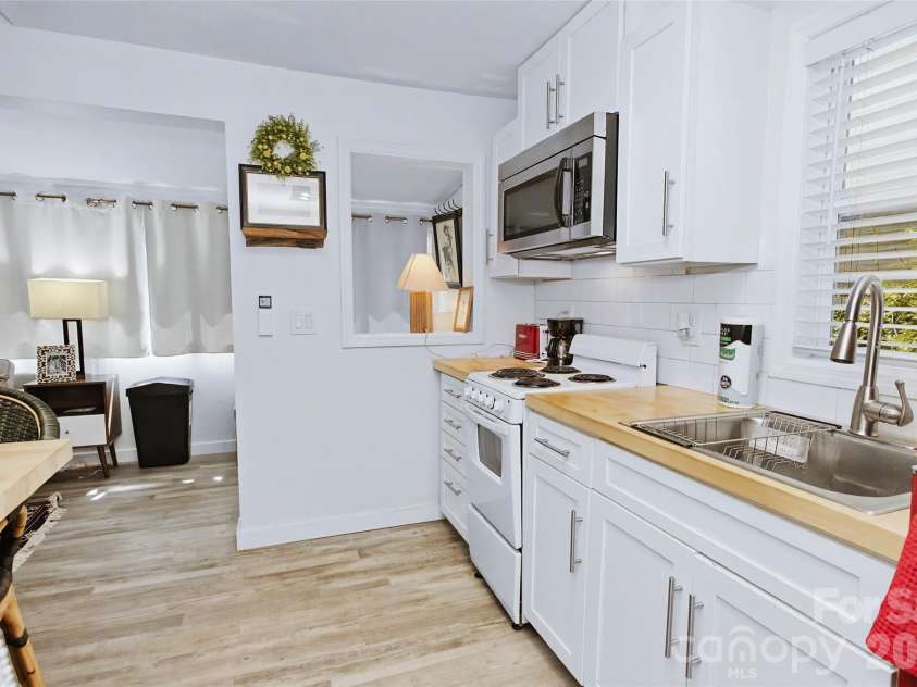 24 Rhododendron Drive, Asheville, NC 28805.  MLS# CAR4400229, YatesRealty ID 36084. 