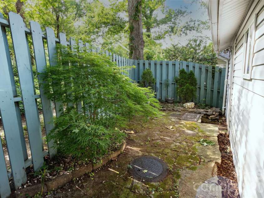 24 Rhododendron Drive, Asheville, NC 28805.  MLS# CAR4400229, YatesRealty ID 36084. 