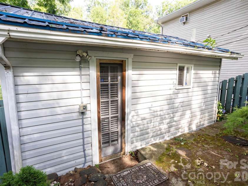 24 Rhododendron Drive, Asheville, NC 28805.  MLS# CAR4400229, YatesRealty ID 36084. 