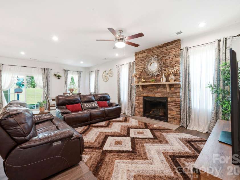 10129 Harvest Gold Drive, Charlotte, NC 28215.  MLS# CAR4400354, YatesRealty ID 36085. 