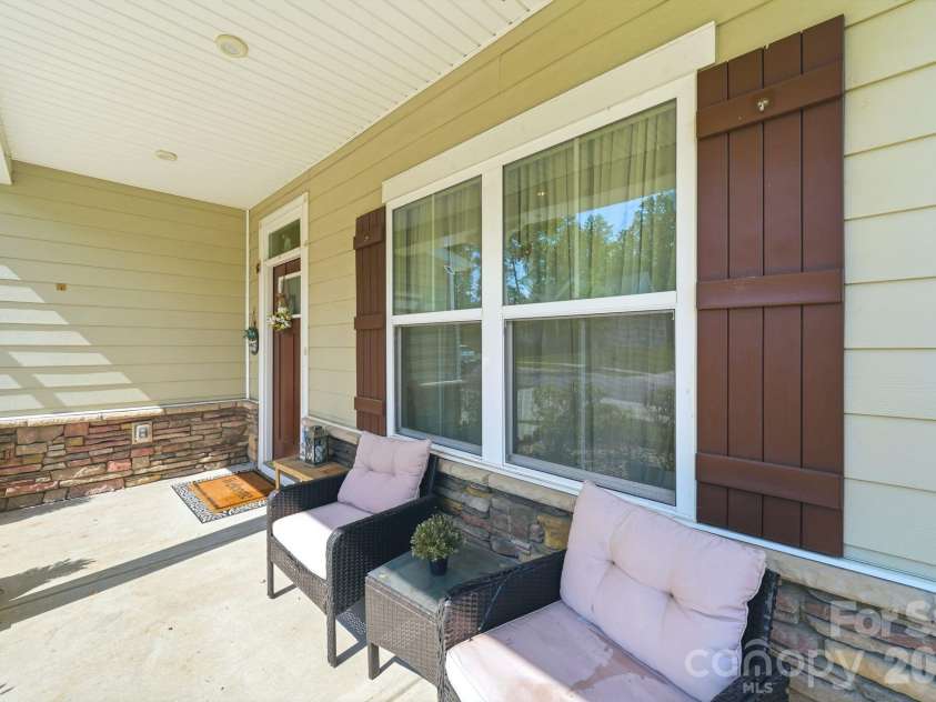 10129 Harvest Gold Drive, Charlotte, NC 28215.  MLS# CAR4400354, YatesRealty ID 36085. 
