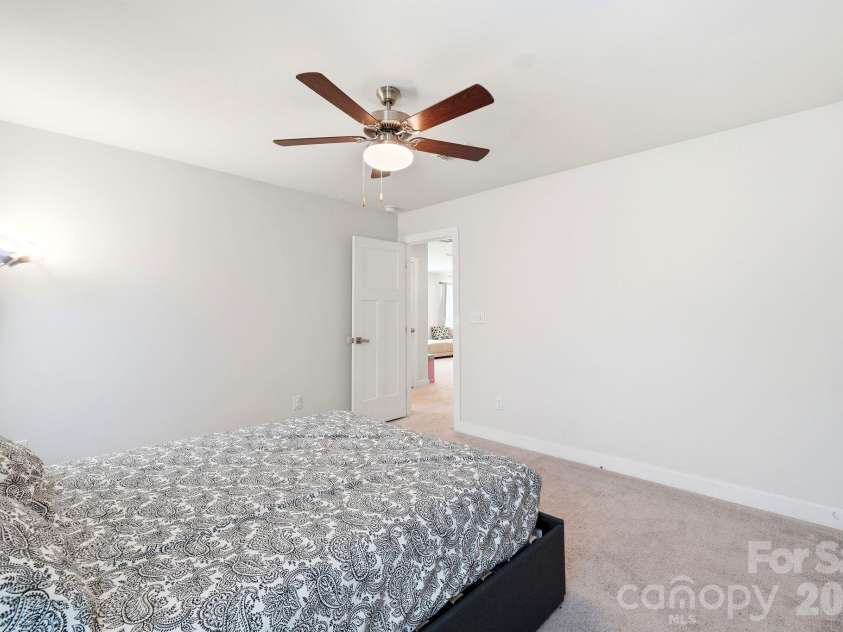 10129 Harvest Gold Drive, Charlotte, NC 28215.  MLS# CAR4400354, YatesRealty ID 36085. 
