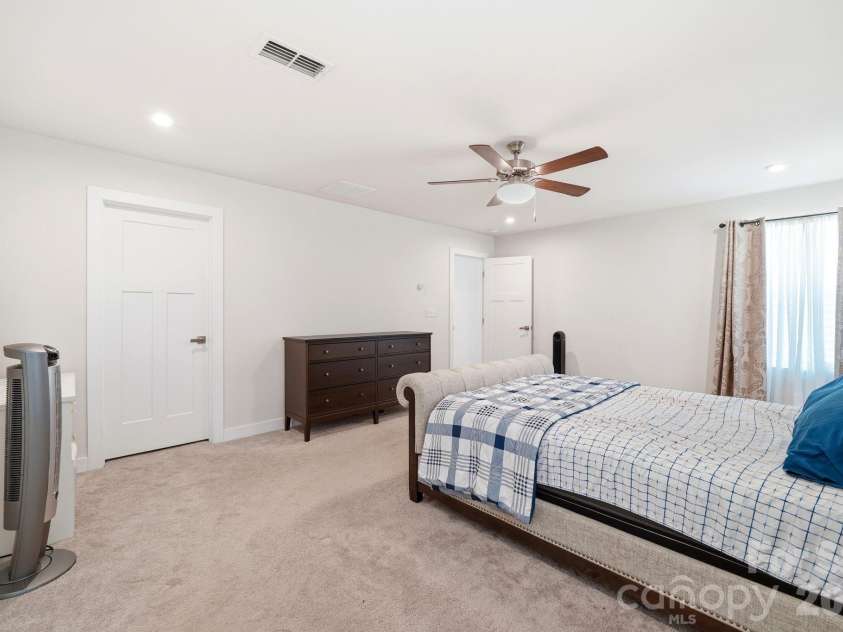 10129 Harvest Gold Drive, Charlotte, NC 28215.  MLS# CAR4400354, YatesRealty ID 36085. 