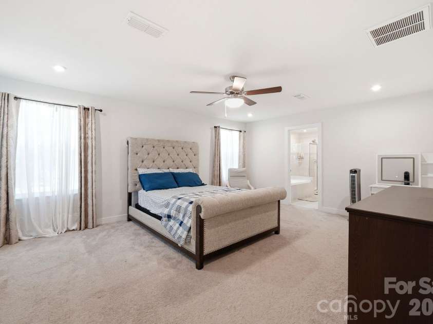 10129 Harvest Gold Drive, Charlotte, NC 28215.  MLS# CAR4400354, YatesRealty ID 36085. 