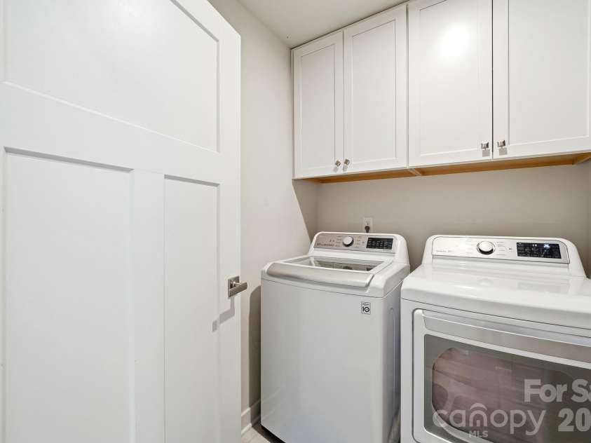 10129 Harvest Gold Drive, Charlotte, NC 28215.  MLS# CAR4400354, YatesRealty ID 36085. 
