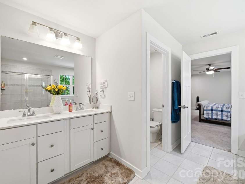 10129 Harvest Gold Drive, Charlotte, NC 28215.  MLS# CAR4400354, YatesRealty ID 36085. 