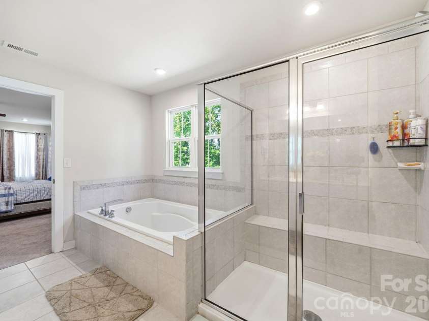 10129 Harvest Gold Drive, Charlotte, NC 28215.  MLS# CAR4400354, YatesRealty ID 36085. 