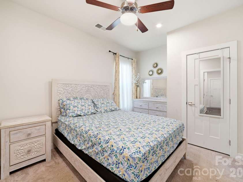 10129 Harvest Gold Drive, Charlotte, NC 28215.  MLS# CAR4400354, YatesRealty ID 36085. 