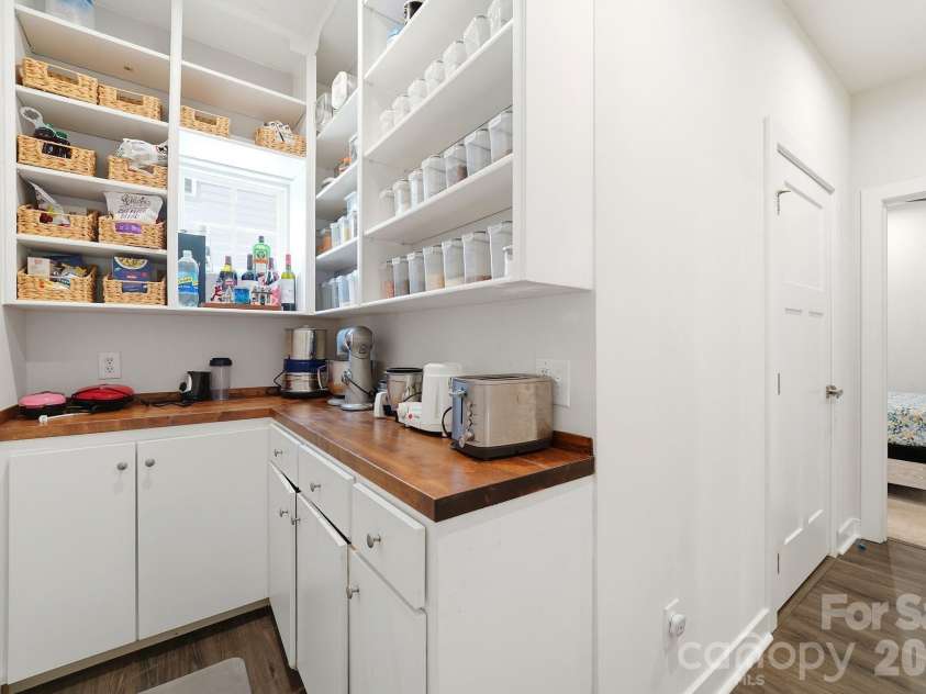 10129 Harvest Gold Drive, Charlotte, NC 28215.  MLS# CAR4400354, YatesRealty ID 36085. 