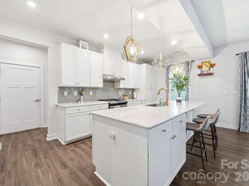 10129 Harvest Gold Drive, Charlotte, NC 28215.  MLS# CAR4400354, YatesRealty ID 36085. 