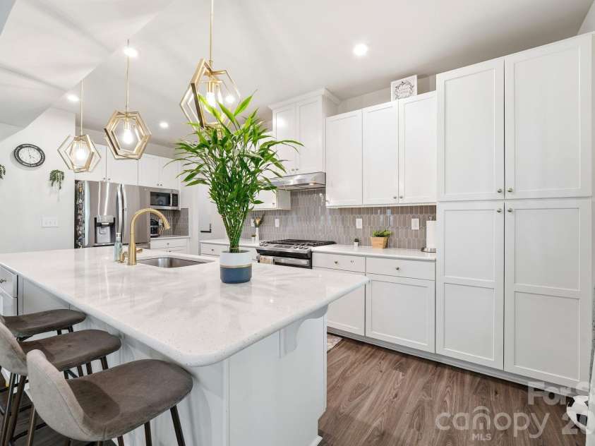 10129 Harvest Gold Drive, Charlotte, NC 28215.  MLS# CAR4400354, YatesRealty ID 36085. 
