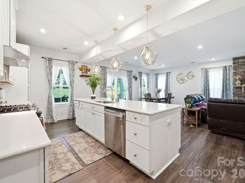 10129 Harvest Gold Drive, Charlotte, NC 28215.  MLS# CAR4400354, YatesRealty ID 36085. 