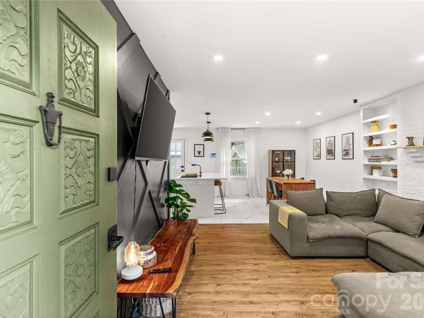 3900 Dunwoody Drive, Charlotte, NC 28215.  MLS# CAR4397955, YatesRealty ID 36086. 