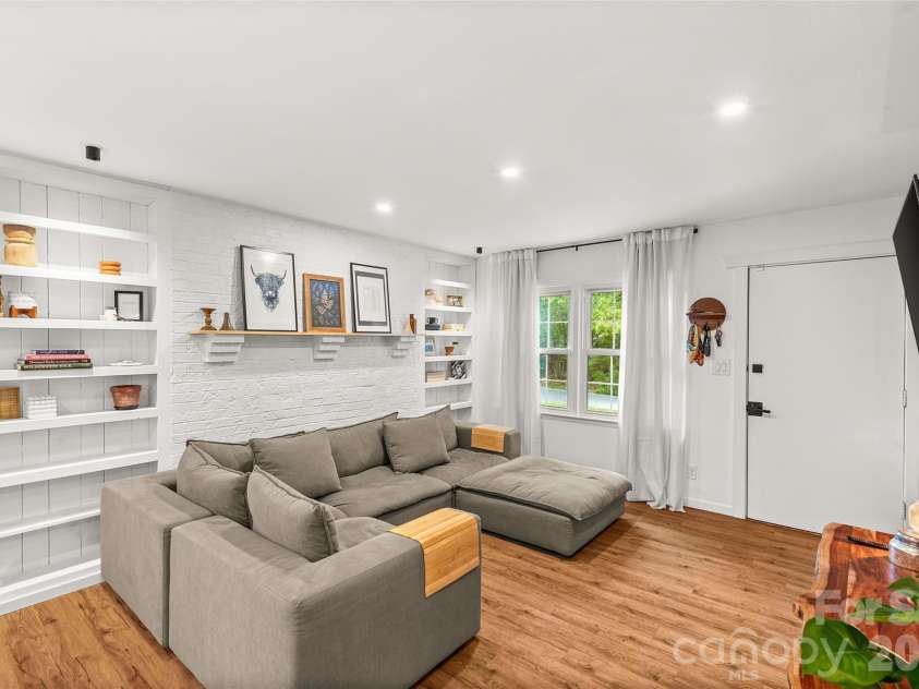 3900 Dunwoody Drive, Charlotte, NC 28215.  MLS# CAR4397955, YatesRealty ID 36086. 