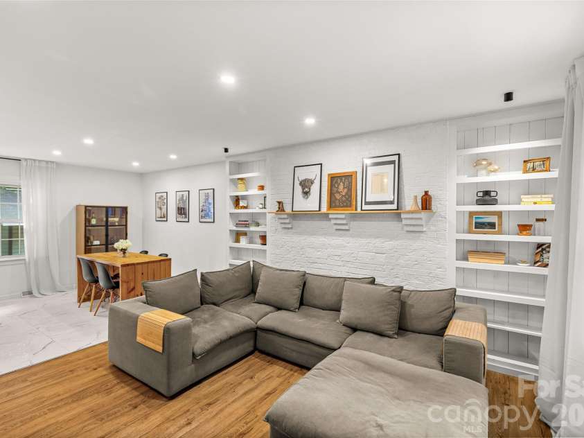 3900 Dunwoody Drive, Charlotte, NC 28215.  MLS# CAR4397955, YatesRealty ID 36086. 