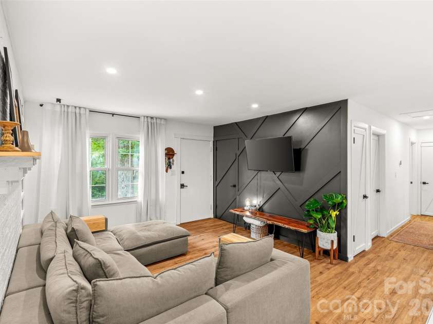 3900 Dunwoody Drive, Charlotte, NC 28215.  MLS# CAR4397955, YatesRealty ID 36086. 