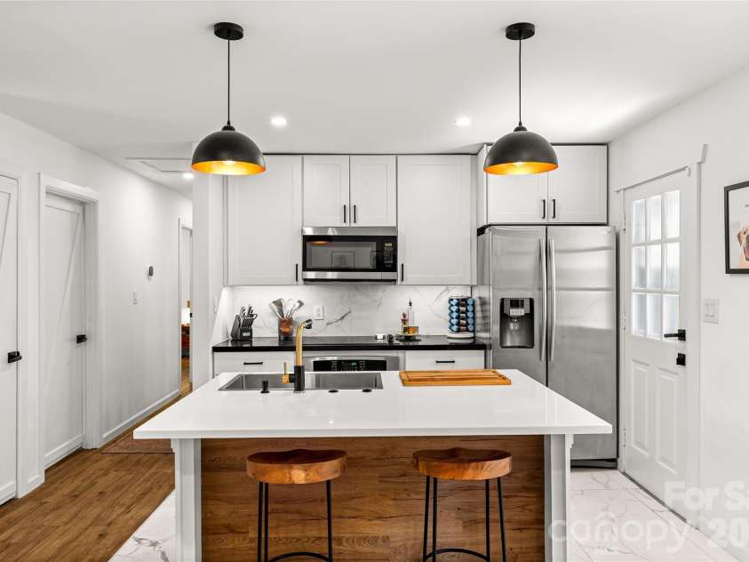 3900 Dunwoody Drive, Charlotte, NC 28215.  MLS# CAR4397955, YatesRealty ID 36086. 