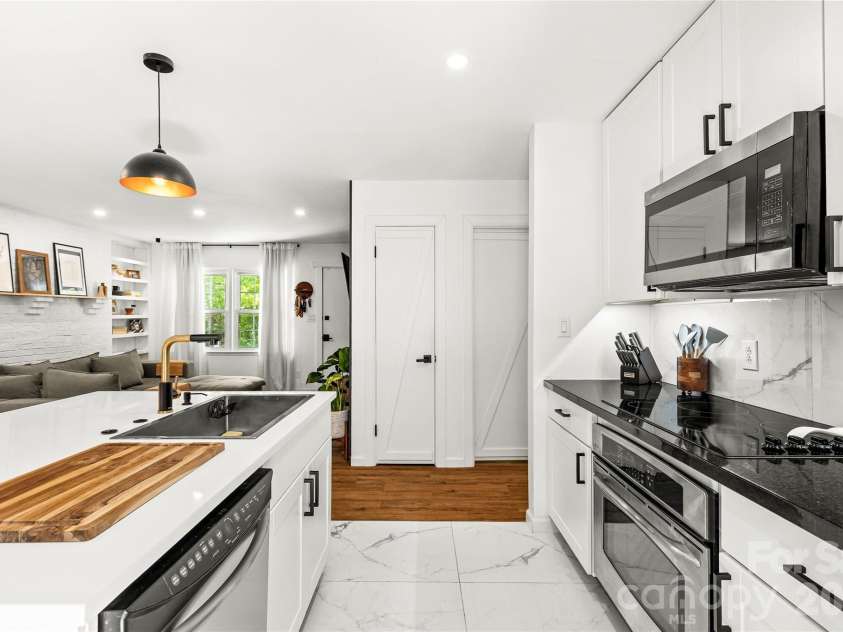 3900 Dunwoody Drive, Charlotte, NC 28215.  MLS# CAR4397955, YatesRealty ID 36086. 
