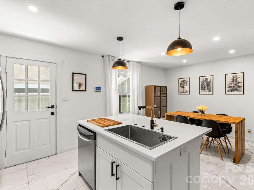 3900 Dunwoody Drive, Charlotte, NC 28215.  MLS# CAR4397955, YatesRealty ID 36086. 