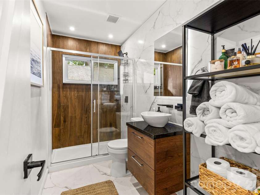 3900 Dunwoody Drive, Charlotte, NC 28215.  MLS# CAR4397955, YatesRealty ID 36086. 