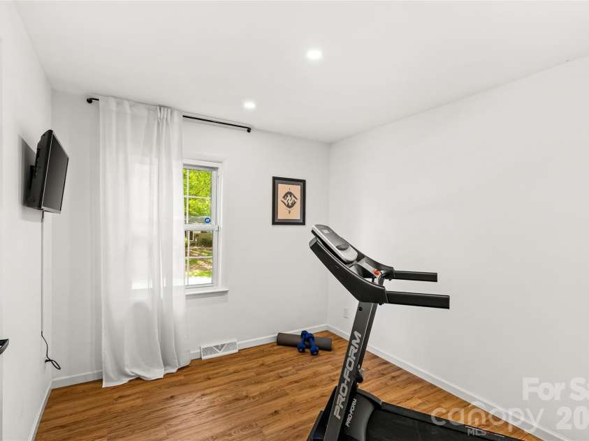 3900 Dunwoody Drive, Charlotte, NC 28215.  MLS# CAR4397955, YatesRealty ID 36086. 