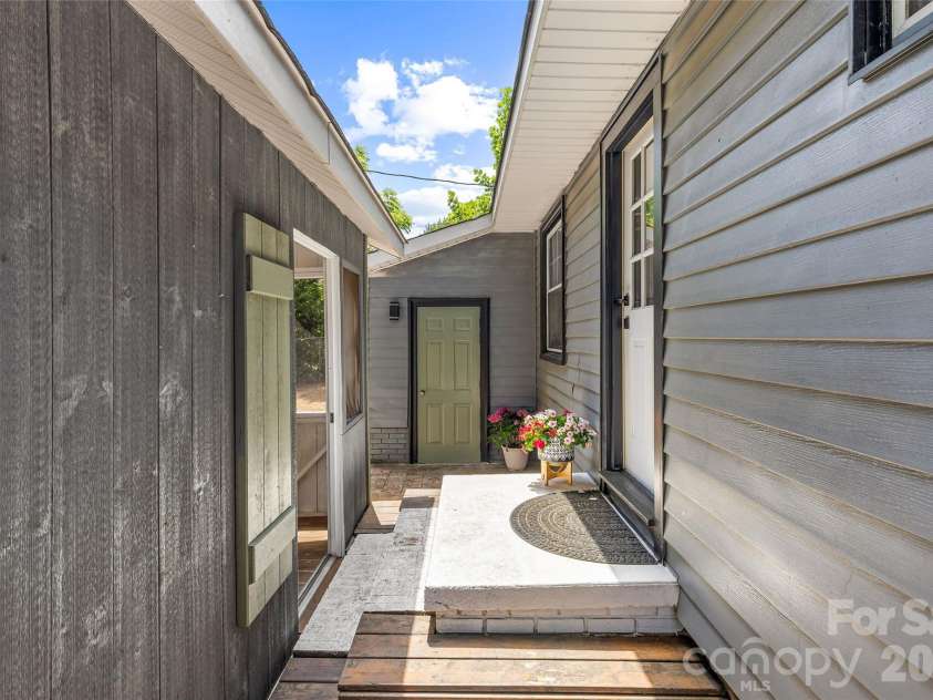 3900 Dunwoody Drive, Charlotte, NC 28215.  MLS# CAR4397955, YatesRealty ID 36086. 