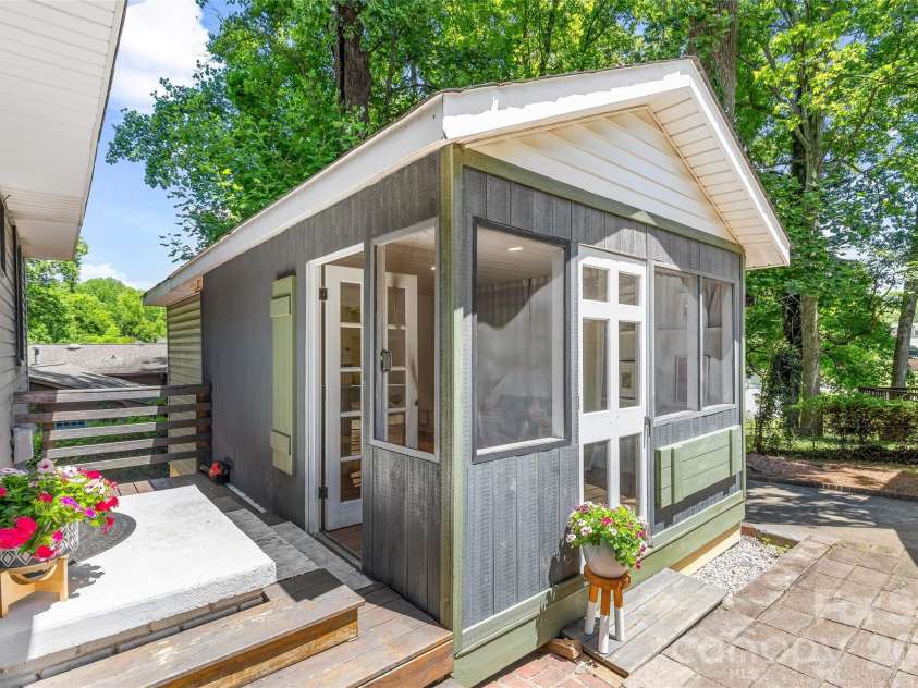 3900 Dunwoody Drive, Charlotte, NC 28215.  MLS# CAR4397955, YatesRealty ID 36086. 