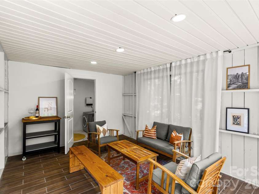 3900 Dunwoody Drive, Charlotte, NC 28215.  MLS# CAR4397955, YatesRealty ID 36086. 