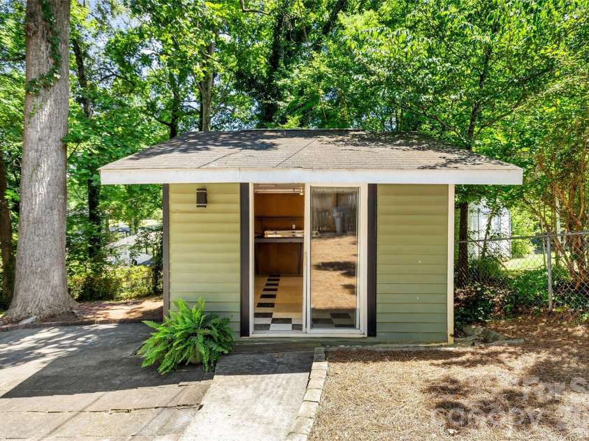 3900 Dunwoody Drive, Charlotte, NC 28215.  MLS# CAR4397955, YatesRealty ID 36086. 