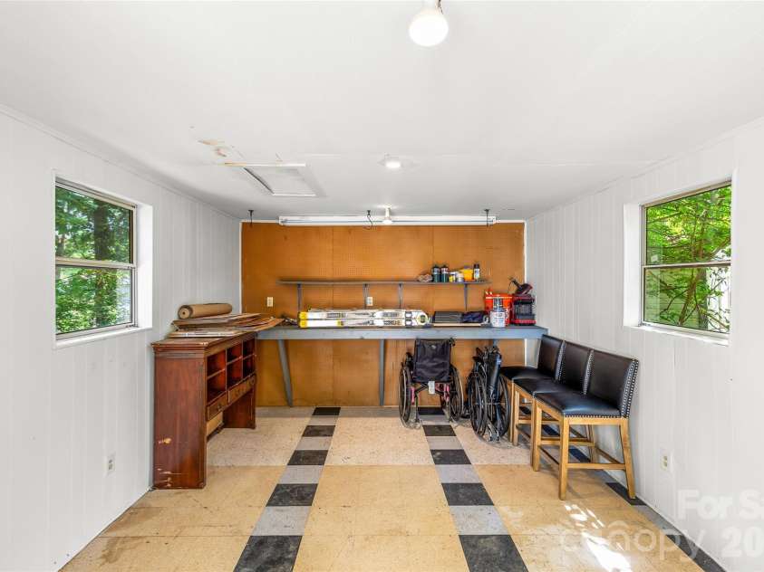3900 Dunwoody Drive, Charlotte, NC 28215.  MLS# CAR4397955, YatesRealty ID 36086. 